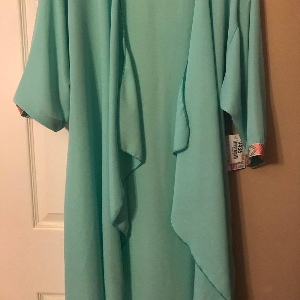 Beautiful NWT Medium Shirley!